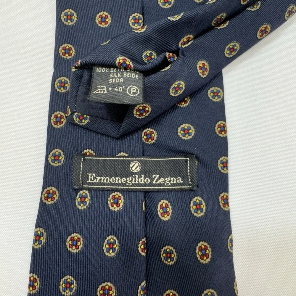 Ermenegildo Zegna 100% Silk Tie Medallion Floral Rosette Navy Blue Made in Italy